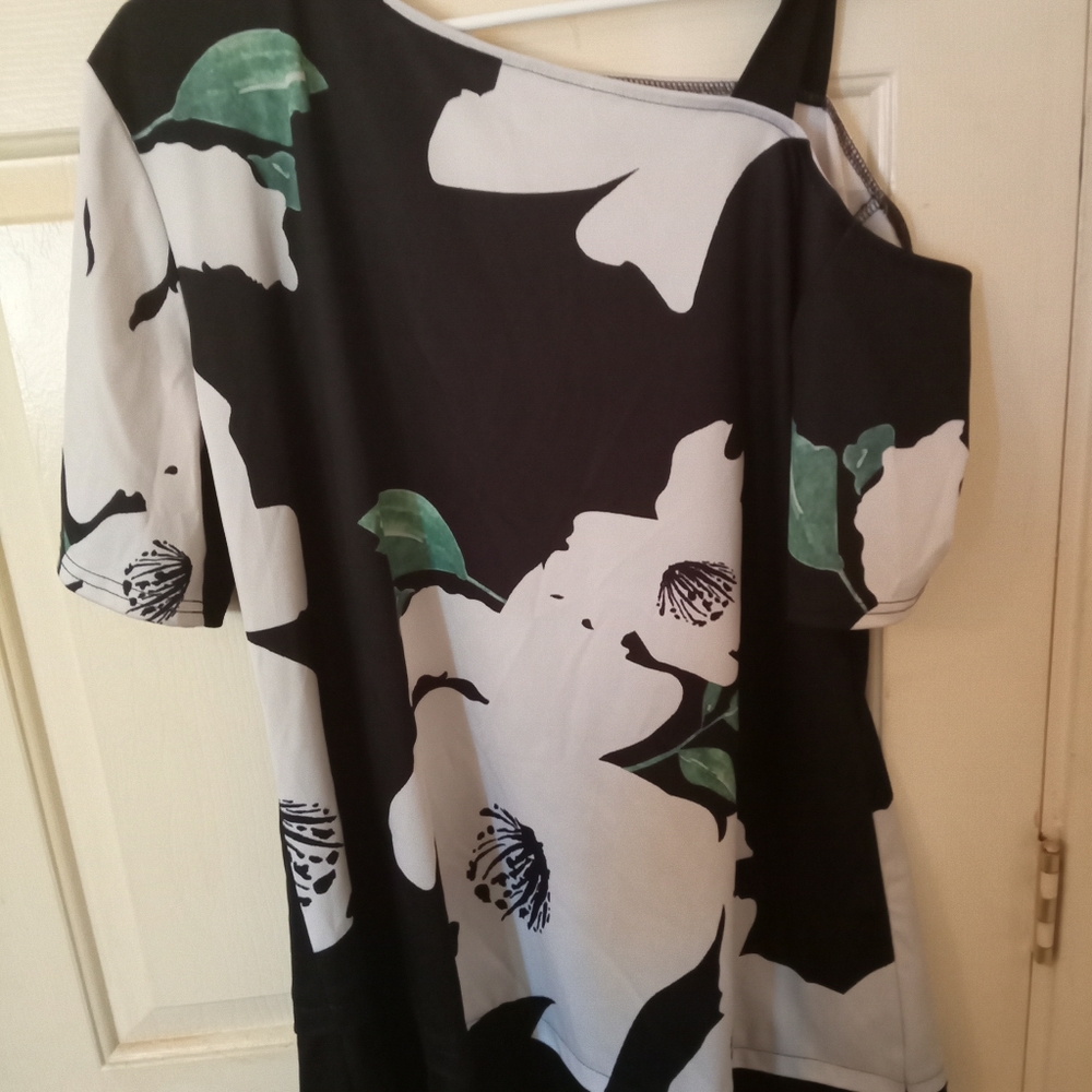 One full sleeve - One strap sleeve